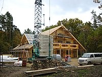 Rundbohlenhaus - Blockhausbau - Rohbau vor dem Richtfest - Massivholzhaus - Richtfest