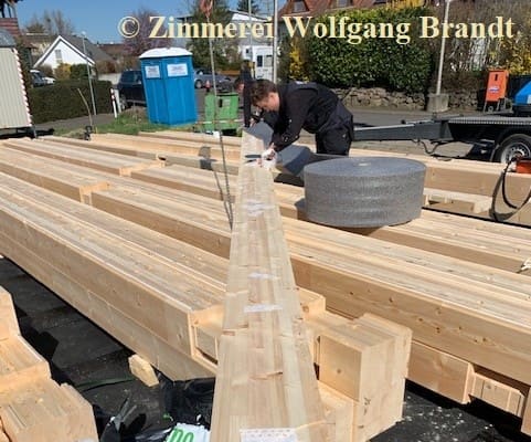 Unser Baumaterial dicke Lamellenbalken aus Kiefernholz 