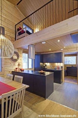 Offene Küche mit Kochinsel im Massivholzhaus - Wohnblockhäuser nach individueller Planung auch in Baden-Württemberg - Holzhaus Anbieter in Süddeutschland - Zimmerei