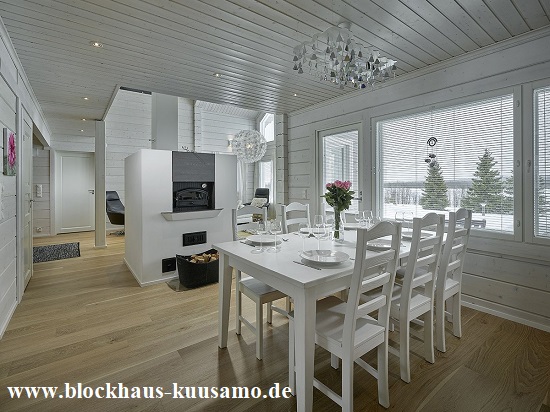 Wohnzimmer mit Kamin und Panoramafenster mit Blick aufs See 