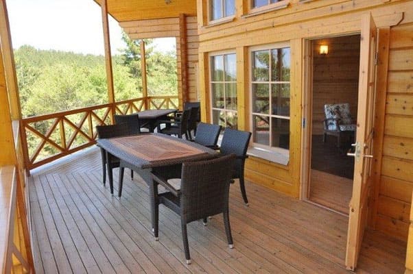 Erleben Sie im Holzhaus einen Balkon mit Panorama ins Tal 