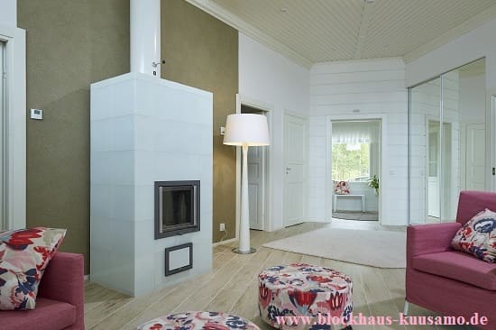 Finnisches Blockhaus mit einem Kamin im Wohnzimmer - Ökohaus - Holzhäuser - Haus planen - kaufen - bauen