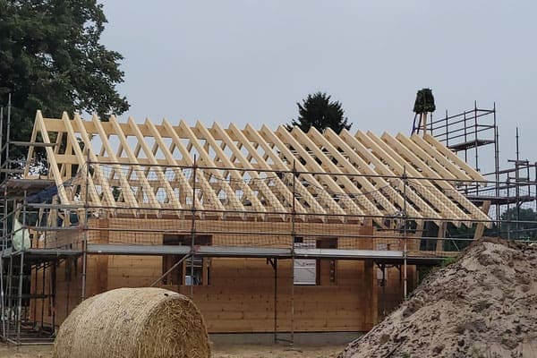 Dachstuhl - Blockhaus Baustelle  - Wohnhaus
