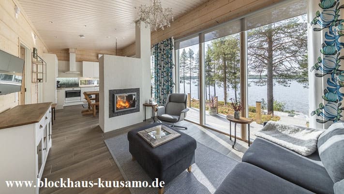 Wohnzimmer mit  Kamin im Holzhaus - Blockhaus  bauen in Saarland und Rheinland-Pfalz - Mainz - Frankenthal  Pfalz - Kaiserslautern - Koblenz - Landau - Neuwied - Ludwigshafen am Rhein - Koblenz  - Neustadt - Weinstraße - Hunsrück - Blockhaus-Kuusamo.de