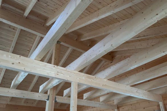Holzhaus in massiver, echter Blockbauweise - Dachkonstruktion - Rohbau  