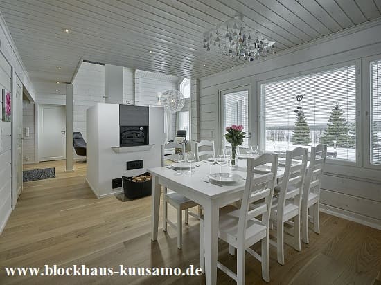 Wohnzimmer mit Kamin und Panoramafenster mit Blick aufs See  