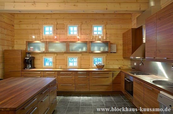 Massives Holzhaus mit Küche - Blockhausbau - Massivholzhaus - Holzbau - Umweltfreundliches Bauen - Holzhäuser aus Finnland                                             