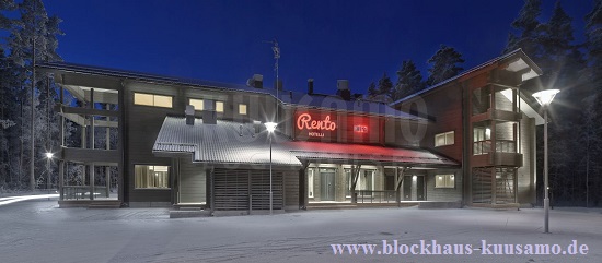 Hotel im Blockhaus im Winterkleid 