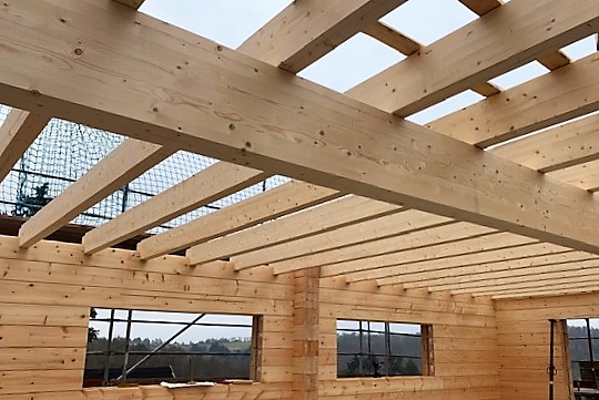 Zwischendecke mit sichtbaren Balken 
