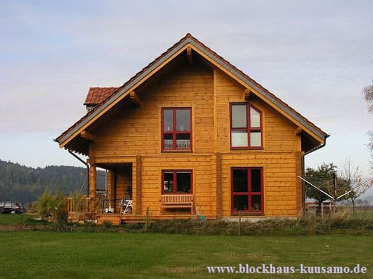 Individuelles Blockhaus mit roter Fensterverkleidung in Hessen - Wohnblockhaus - Massivholzhaus - Fulda - Energiesparhaus - Neubau - Holzhaus in massiver Blockbauweise - Kassel - Hanau - Exklusive Holzhäuser - Niedrigenergiehaus - Energiesparhaus 