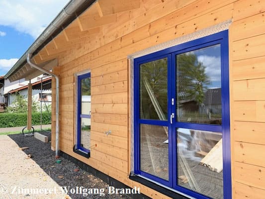 Blockhaus - Blaue Fenster - Fenstermontage - Fensterbauer  
