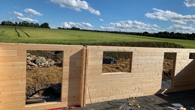 Wir bauen ein Blockhaus in Bayern.