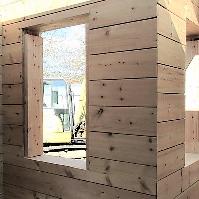 Versteckte Verriegelung im Blockhausbau mit schwindungsfreien Lamellenbalken