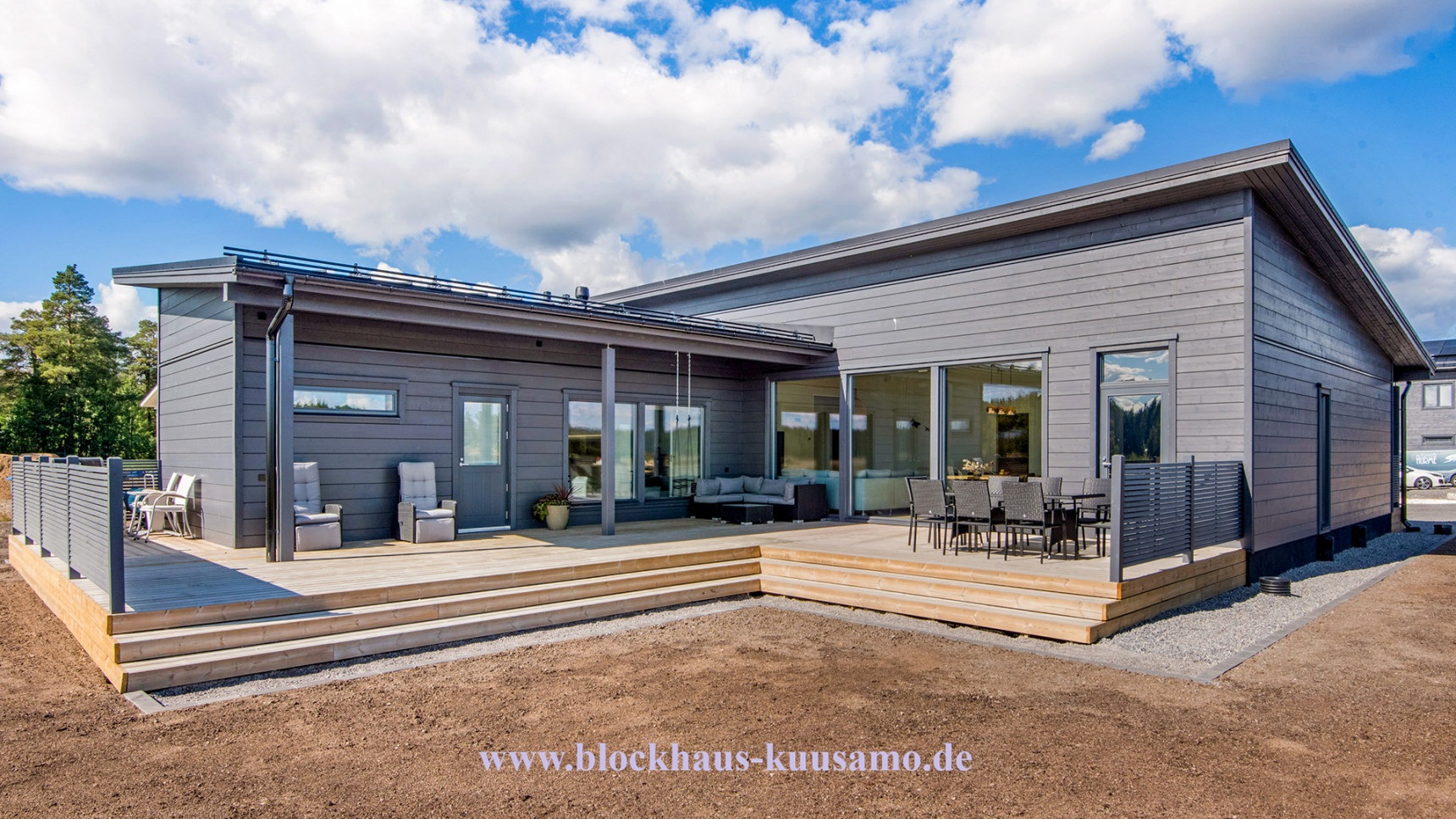 Blockhaus bauen in einem Jahr – Wie ein modernes Holzhaus aus Massivholz Wirklichkeit wurde