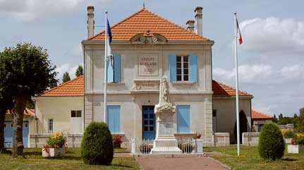 La mairie de St-Léger (1888) et le monument aux morts