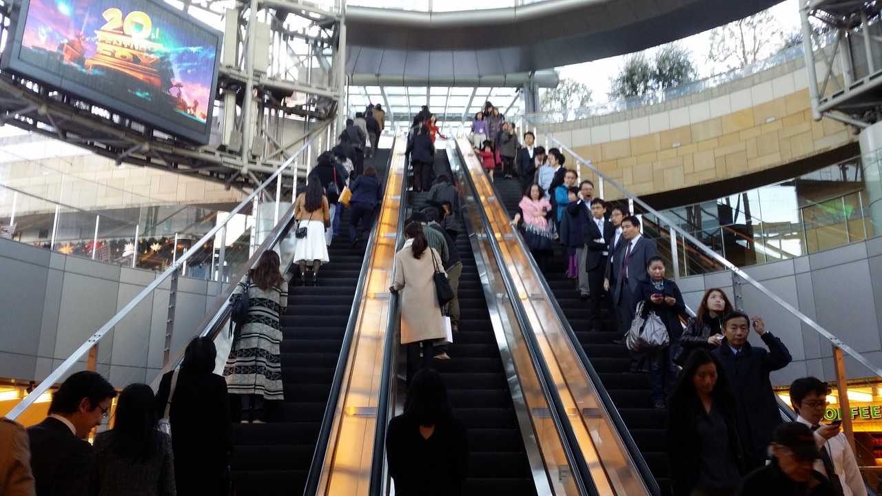 長いエスカレータで地上に出てください