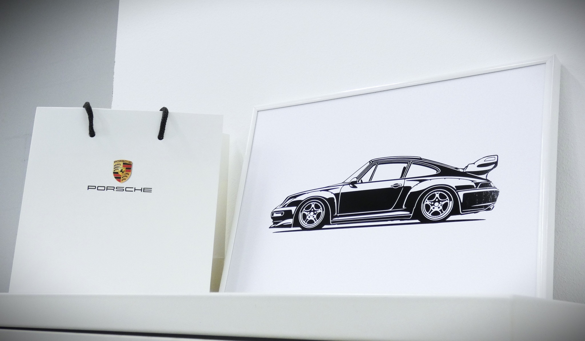 Verklebebeispiel - Porsche Silhouette im Rahmen