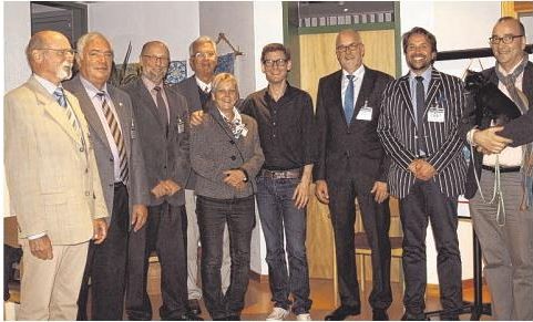 Nach dem Konzert in Schenefeld: Kristian Bezuidenhout ( vierter von rechts) mit Frank Siebert (rechts mit Hund Freddy) und den Mitgliedern des Festival-Beirates.