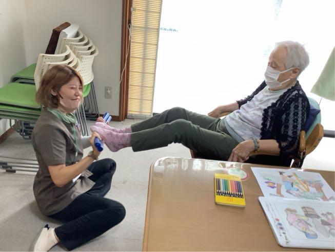 町田市　デイサービス　指導員による個別機能訓練を受ける女性利用者
