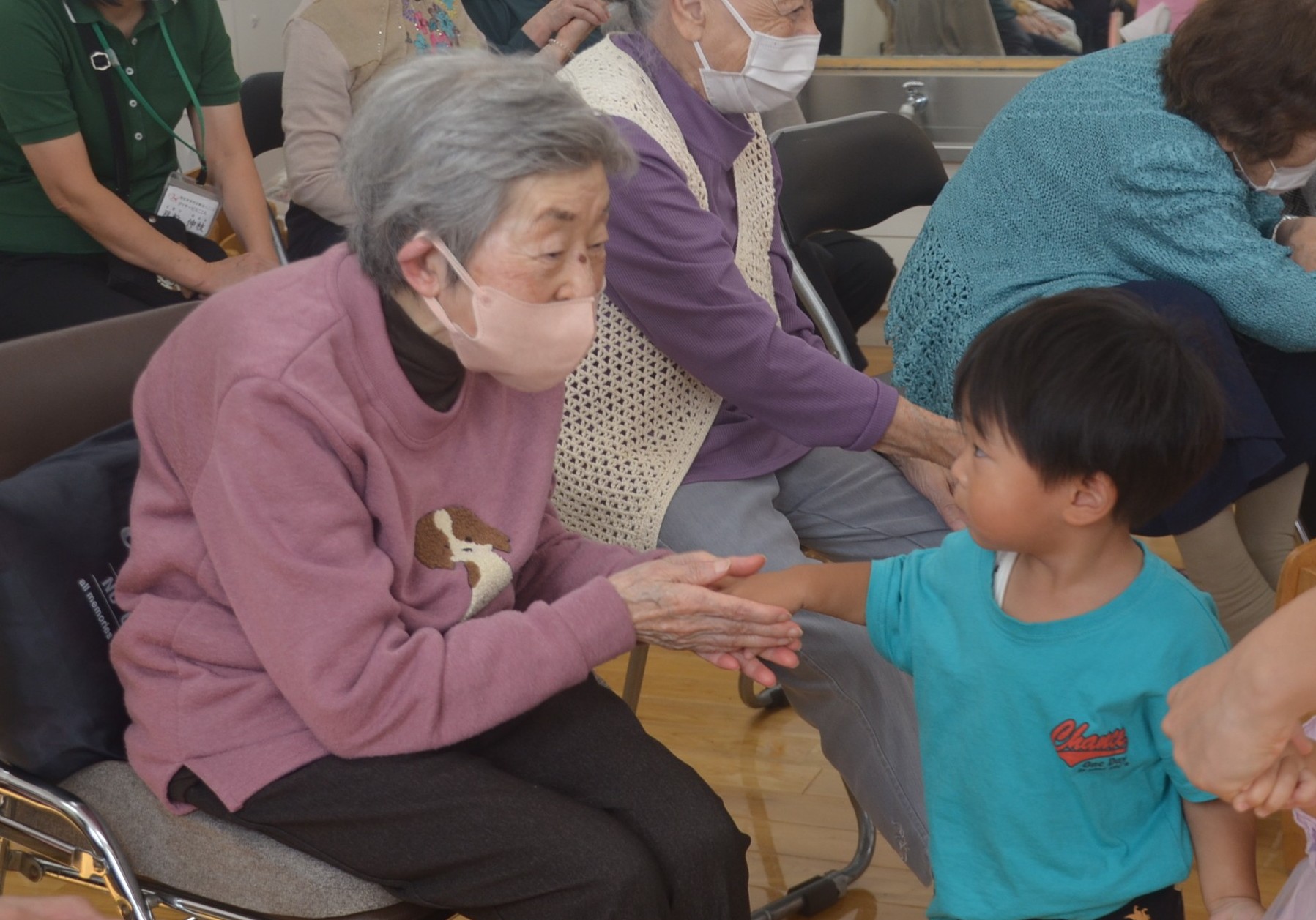 町田市　デイサービス　保育園訪問で園児と交流する女性ご利用者