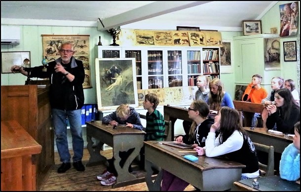 Magister Knut förklarar himlavalvet med hjälp av tellurium. 2018. Foto: Ann-Marie