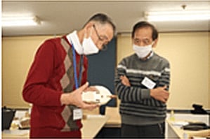 受講者が持参した模型のアドバイスをする講師