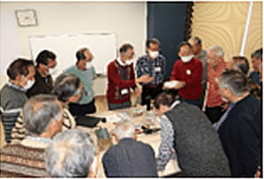 製作中の模型を使って説明する講師