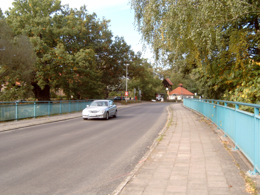 Eichhorst - Brücke über den Werbellin-Kanal (links die 600 Jahre alte Friedenseiche = Naturdenkmal)