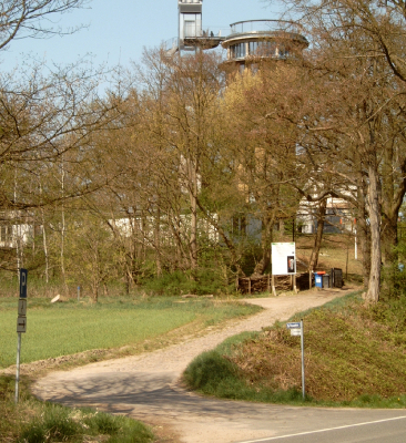 Weg zum Biorama (Blick vom kleinen Parkplatz) - etwas beschwerlich, weil es auf dem Schotter deutlich bergauf geht