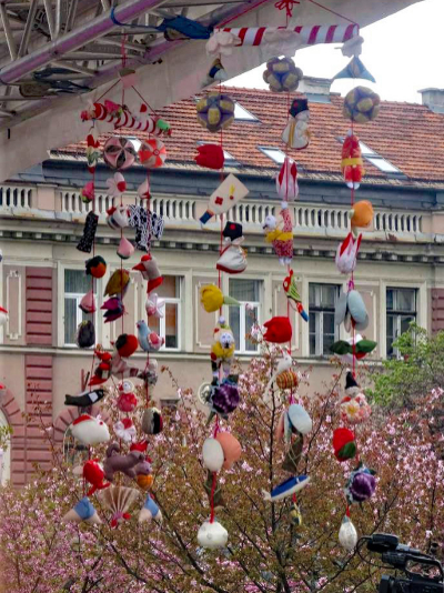 サラエボ市で開催された桜祭りに展示されたつるし飾り