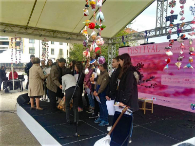 サラエボ市で開催された桜祭りに展示されたつるし飾り