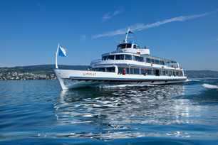 Fahrgastschiff auf Zürichsee