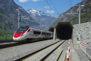 Zug kommt aus Gotthard Base Tunnel entgegen gefahren