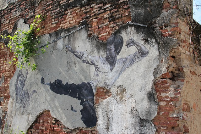 Ein Wandgemälde von Bruce Lee, auf dem er einen Sprungtritt macht.