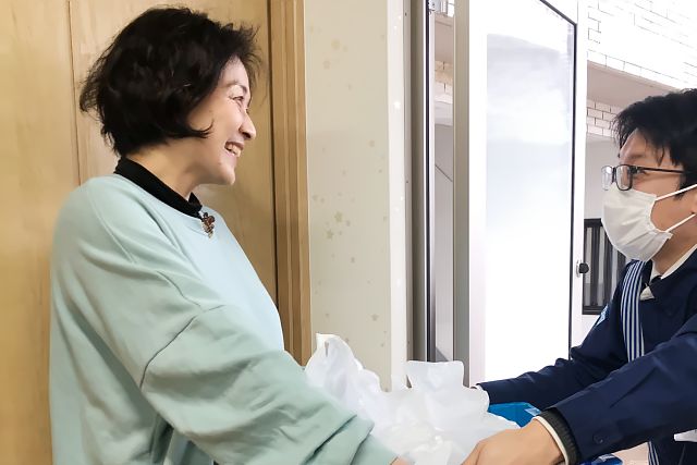 ﾛｰｿﾝさんからおにぎり寄贈