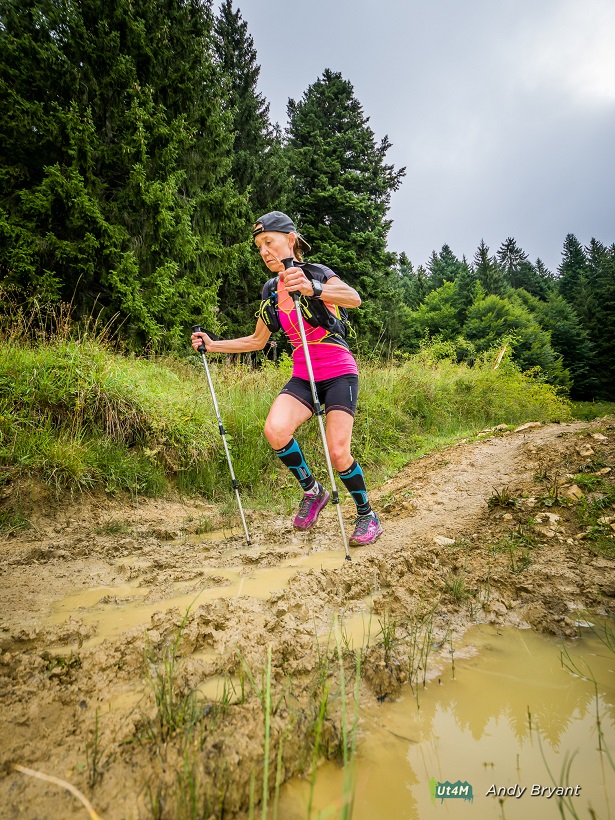 56-Agnès tente d'éviter la boue présente sur ce 2nd trail..