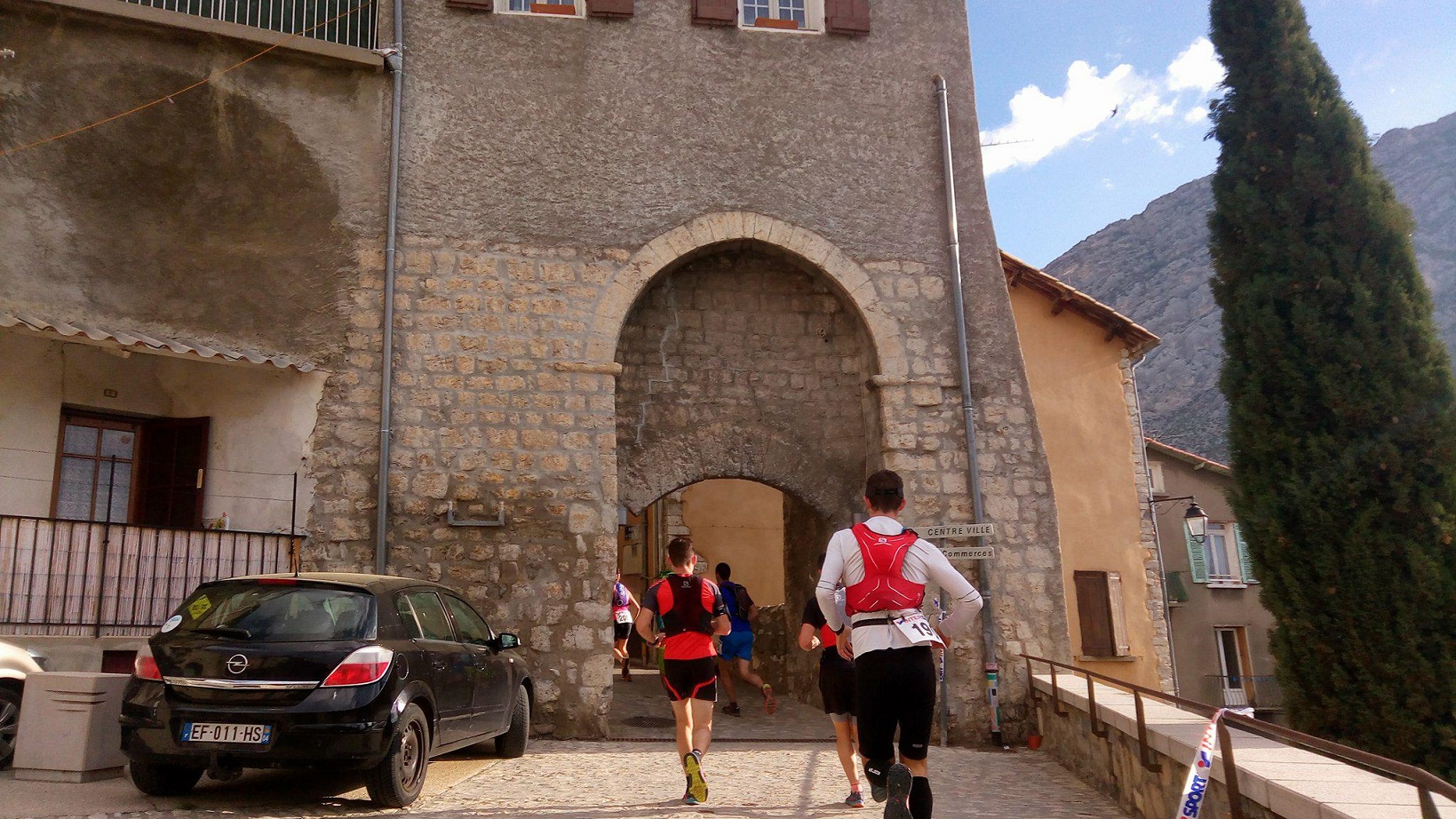 12-Les 2 parcours débutent par la montée du centre-ville de Sisteron