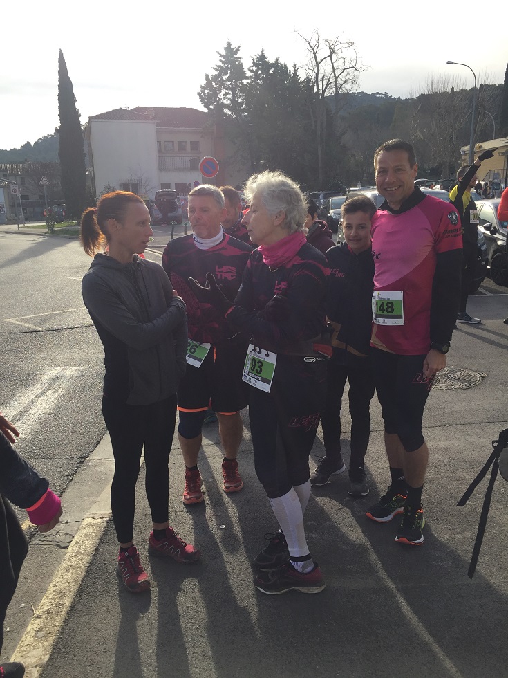 3-Queen Geneviève explique à Amélie comment aller chercher le podium..