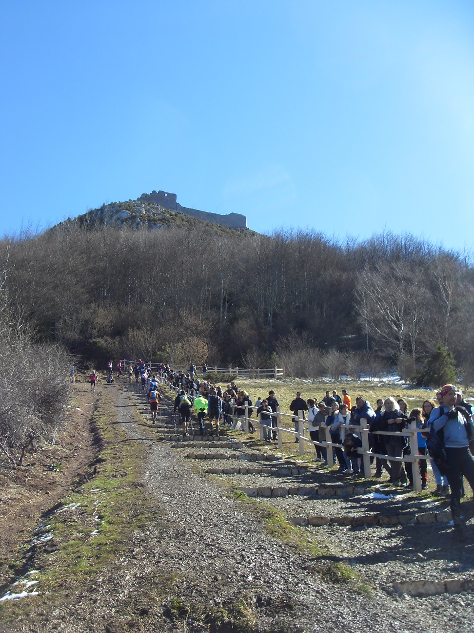 42-C'est le début de la rude montée de Montségur