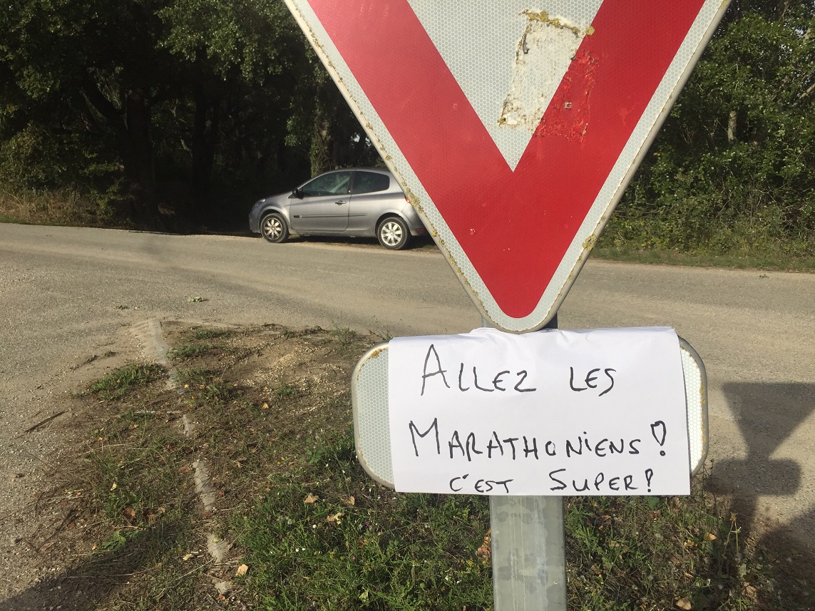 21-Sur le parcours nos marathoniens découvrent des messages d'encouragement..