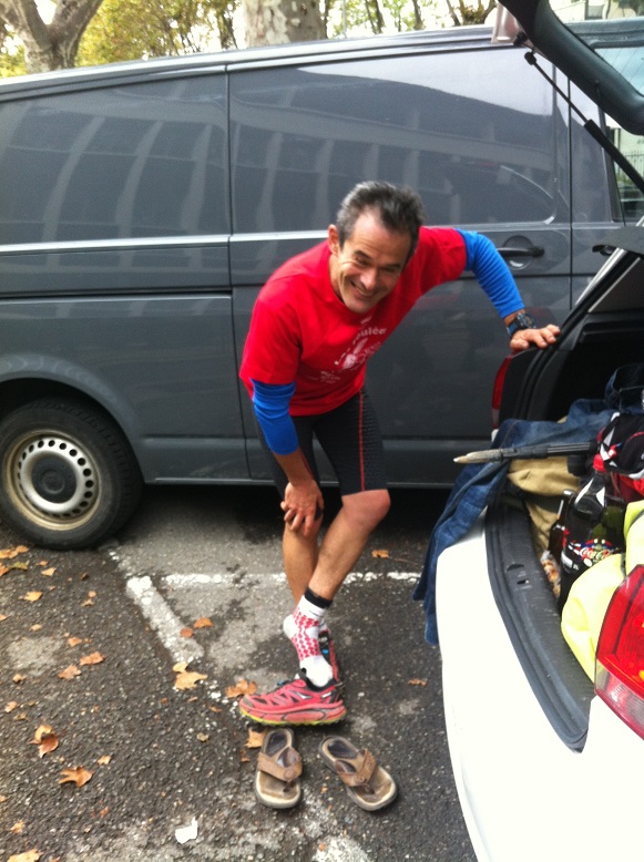 38-Aaah, enfin Christophe peut libérer sa douloureuse cheville..