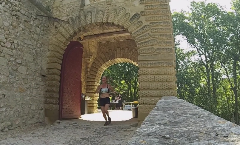 9-Agnès qui traverse le château à son tour