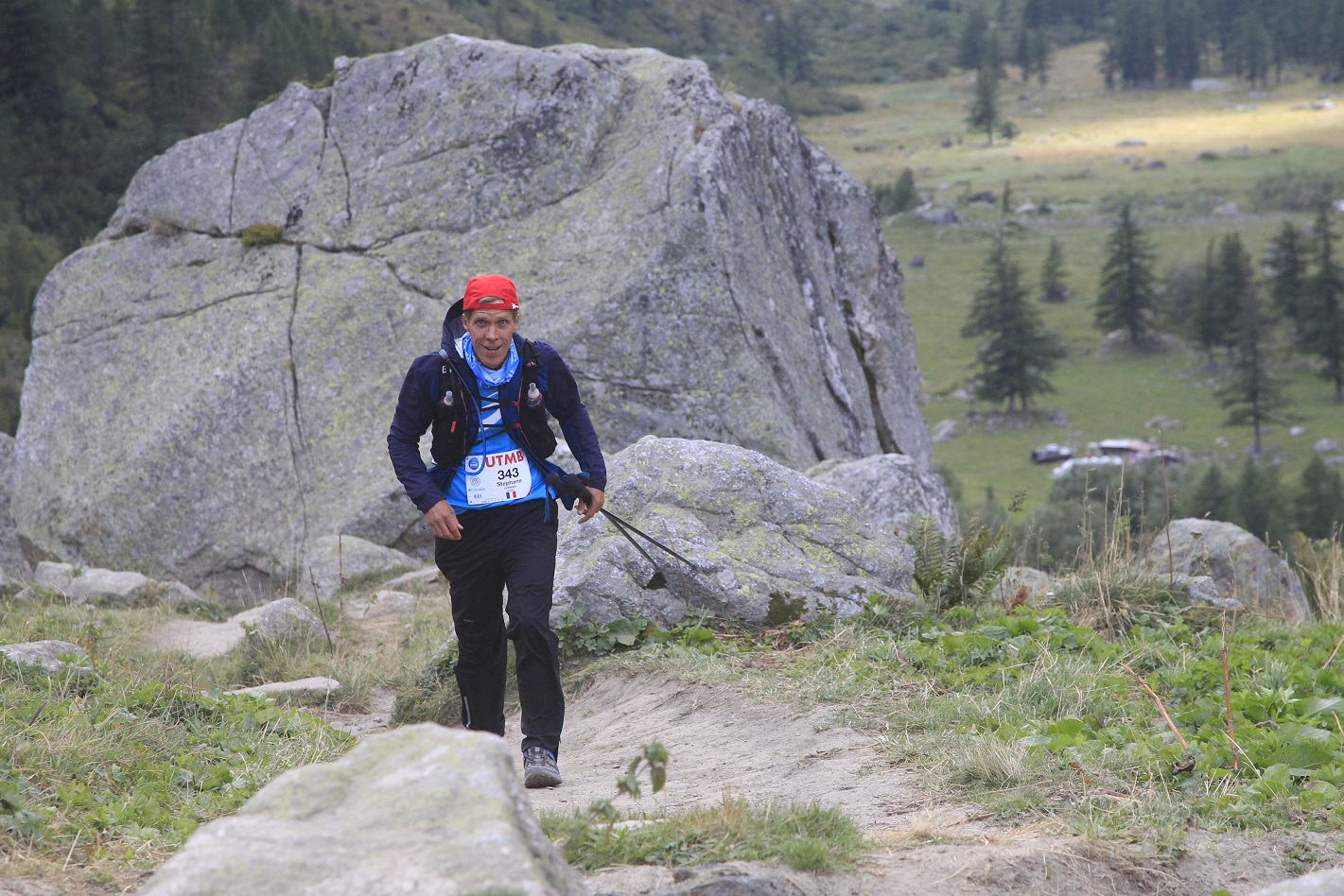 44-Tout bâché, je monte le Grand Col Ferret