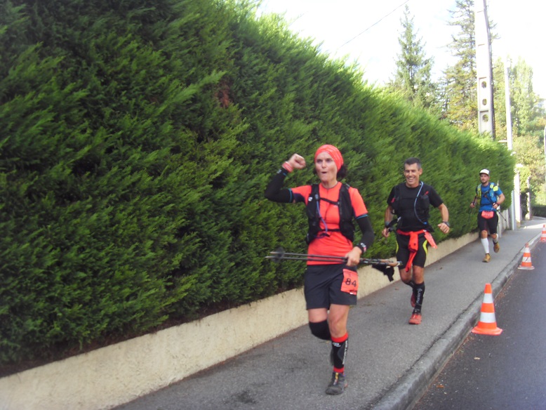 44-Et qui voilà: Ca y'est, plus que 1km pour Bérengère et Erwan, qui gardent le sourire