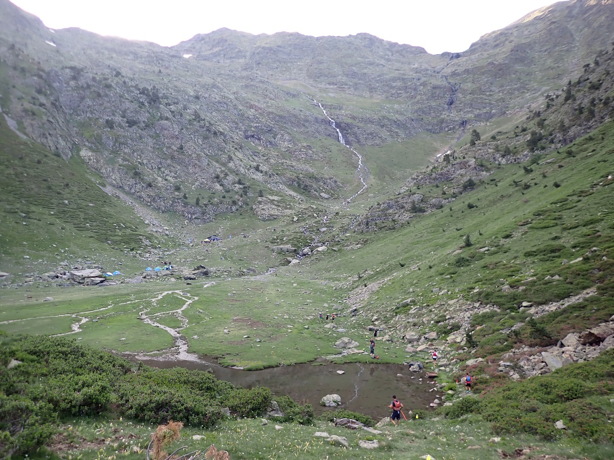 18-Premier lac d'altitude, et 1er torrent, et 1er ravito, au loin