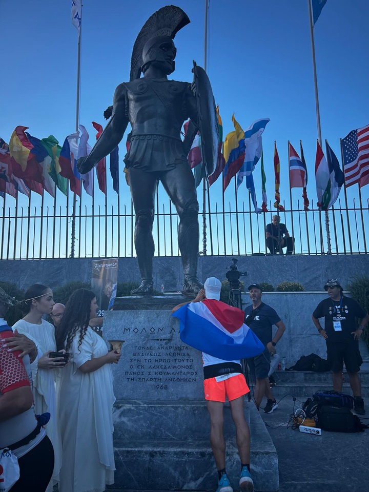 37-Ca y'est: je peux enfin embrasser le pied de Leonidas