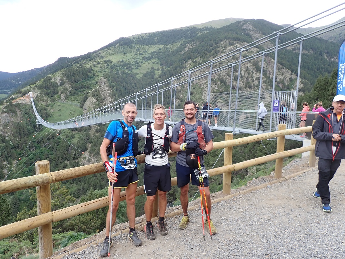 67-Photo avec mes 2 co-galériens avant de franchir la passerelle