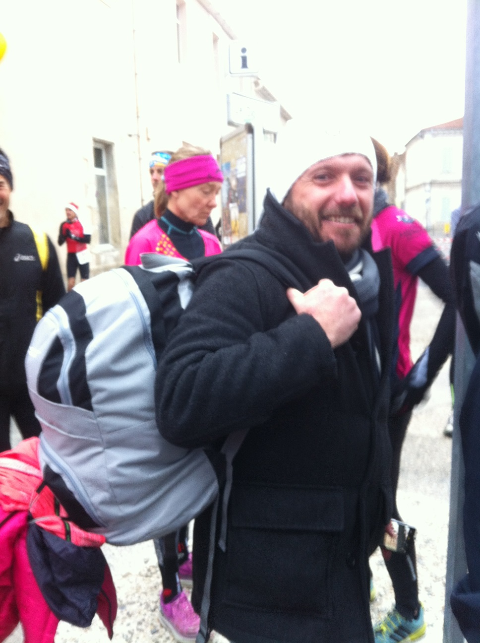 6-Cédric est supporter et sherpa, chargé avec nos vestes..