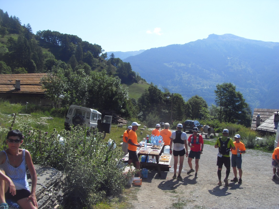 18-Un ravito' bienvenu, après la longue descente