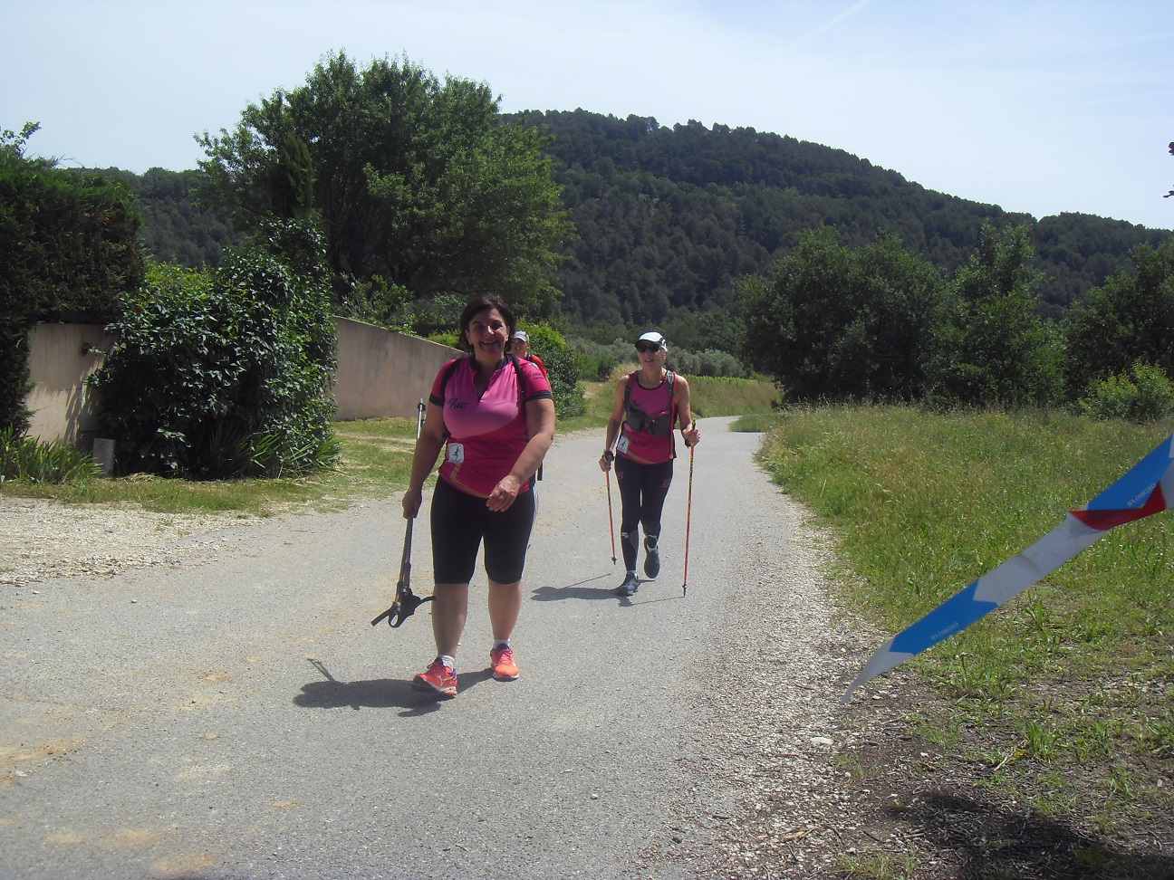 27-Suivies de près par Marie & Geneviève